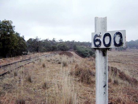 Abandoned section of the Main North line north of Armidale with a post marking the distance from Sydney Central station. Photo by: Kiwifruitboi